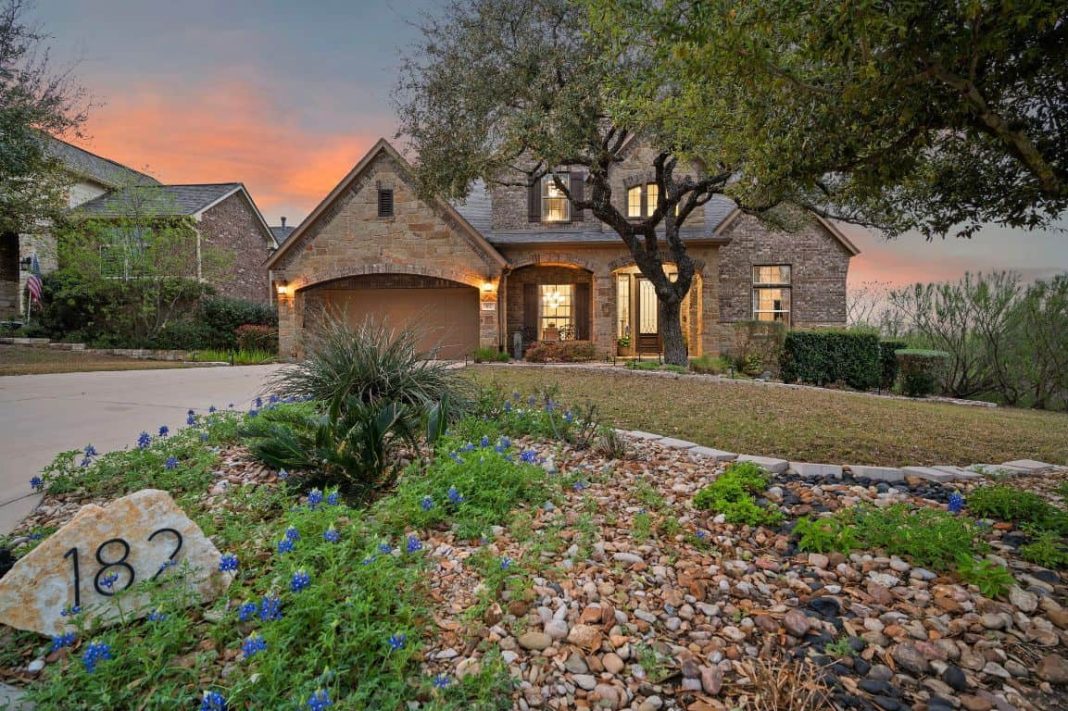 How Do Realtors Determine How to Price a Home?